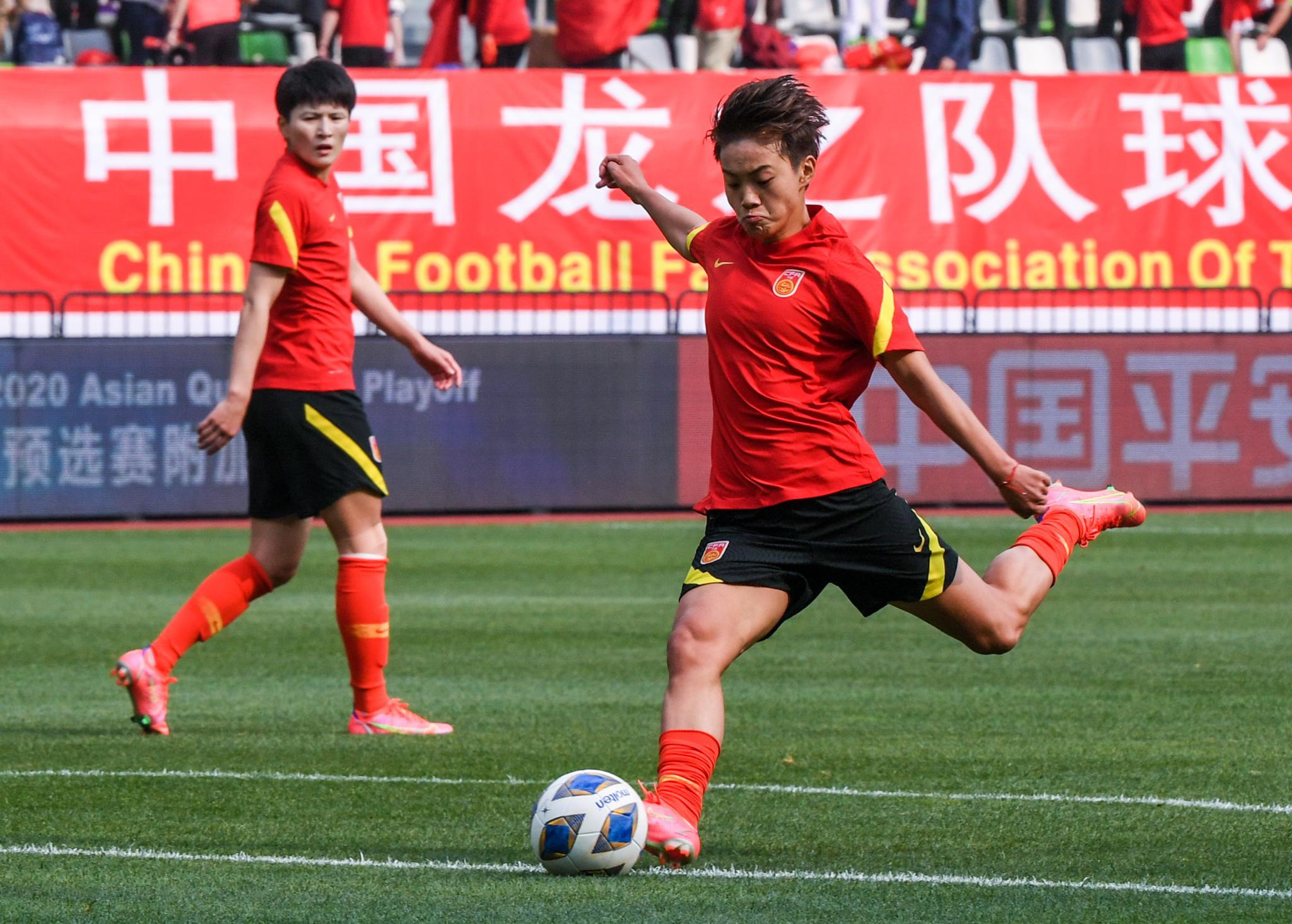 中国队在女子足球比赛上再次获胜，取得好成绩